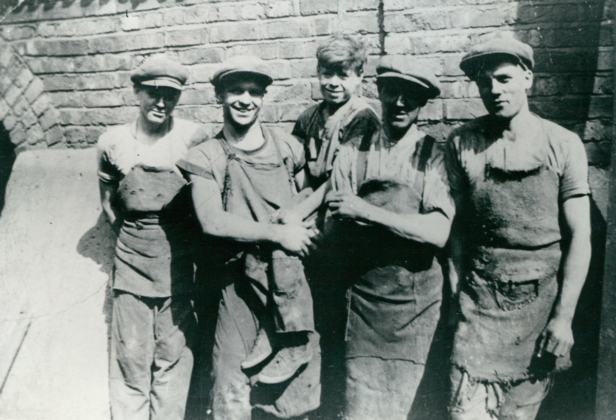 Brickyard workers at Bishop's Waltham, 1929