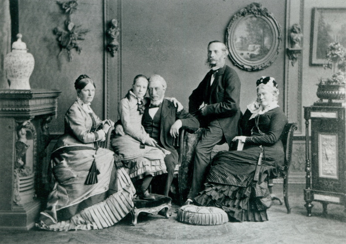 Elliotts founder, Thomas Elliott, and his family