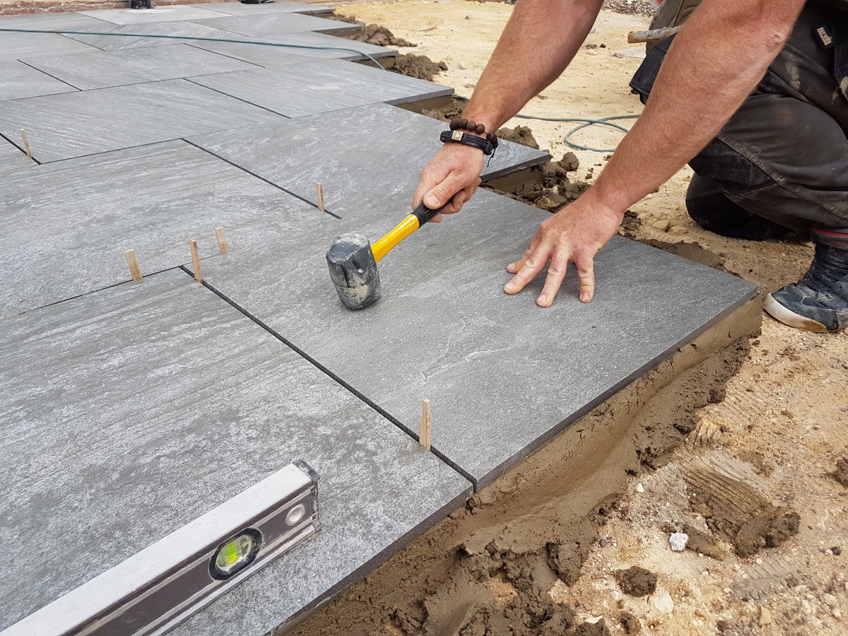 Laying Vitripiazza porcelain paving on a full bed of mortar